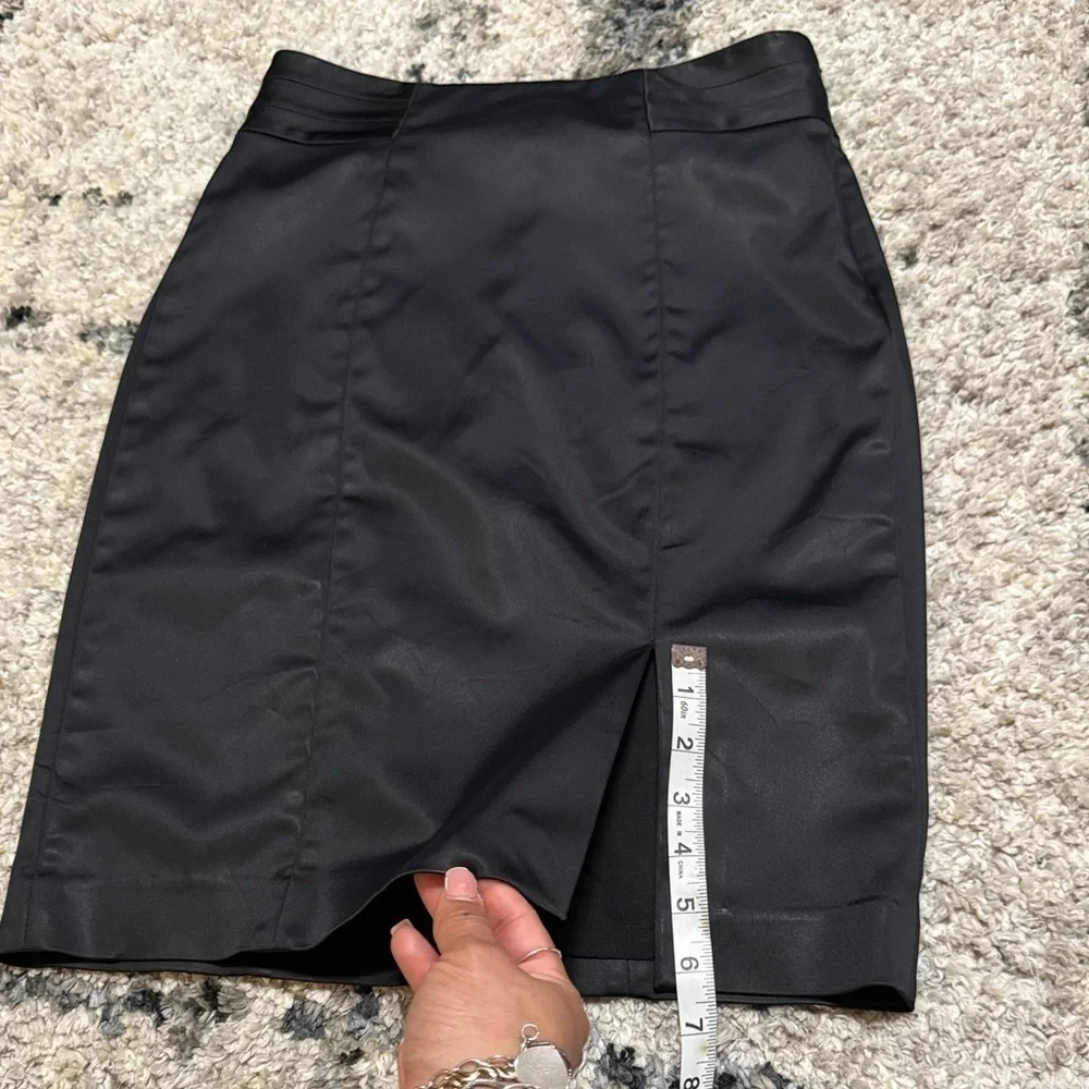 SKIRT of White House Black Market Sleek in Black